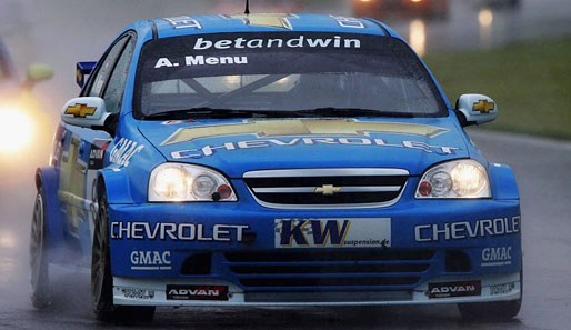 Chevrolet-Fahrer Alain Menu gewann den ersten Lauf im englischen Brands Hatch