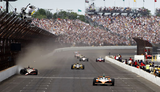 Das spektakuläre Finish: Hildebrand crasht in die Mauer und Wheldon gewinnt die Indy 500