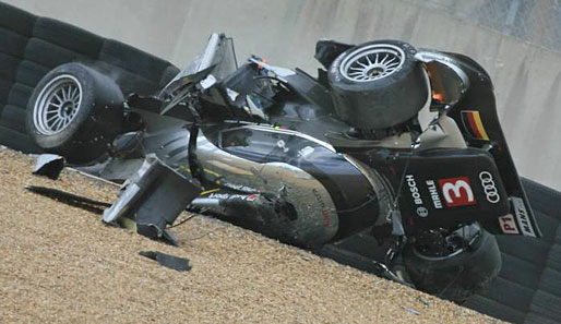 Allan McNish blieb in Le Mans bei einem Horrocrash in seinem Audi unverletzt