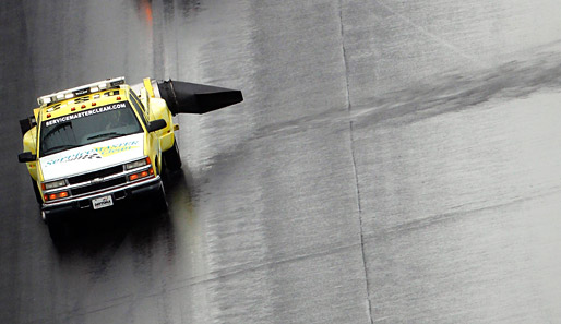 Selbst die Gebläse-Fahrzeuge konnten die Strecke in Daytona nicht vom Regen befreien
