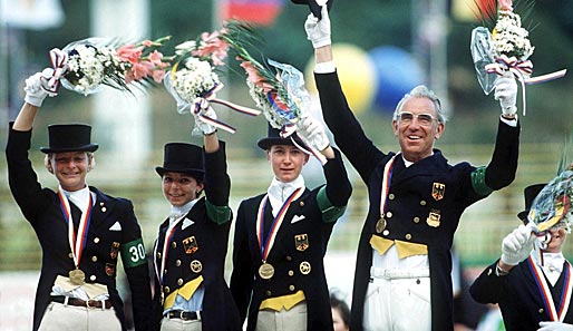 Monica Theodorescu (2.v.l.) gewann in Sidney Olympia-Gold mit den deutschen Dressurreitern