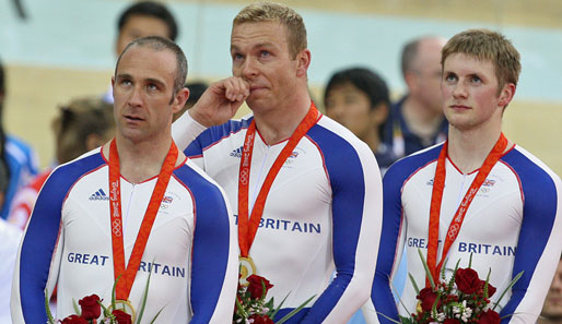 Jamie Staff (l.) und sein Team bei der Medaillenzeremonie 2008