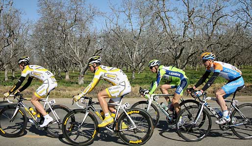 Vincenzo Nibali (2.v.r.) seit 20 Jahren der erste Italiener, der die Vuelta gewinnt