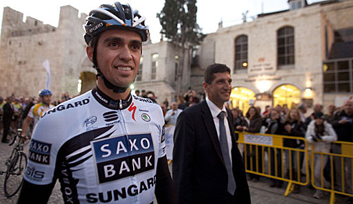 Alberto Contador (l.) darf sich über satte 135 Kilo Honig freuen - da geht einem das Herz auf