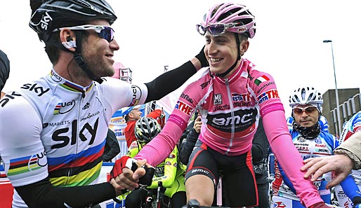 Mark Cavendish (l.) mit dem führenden der Gesamtwertung Taylor Phinney (r.)