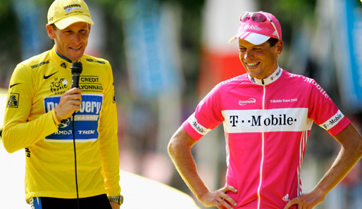 2005 noch entspannt auf dem Siegerpodest, sind sich Armstrong und Ullrich heute nicht mehr grün