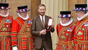 Bradley Wiggins präsentiert stolz seine Ritter-Medaille