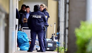 Die Polizei untersuchte die Wohnung, in der eine Rohrbombe gefunden wurde