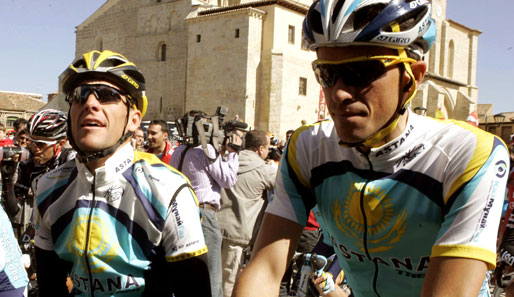 Lance Armstrong (l.) und Alberto Contador auf einer Höhe. Auch bei der Tour de France 2009?