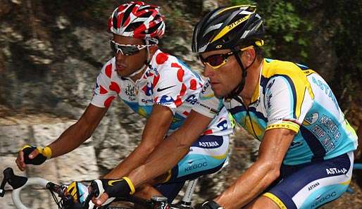Der Streit zwischen Armstong (r.) und Contador spaltet das Team in zwei Lager