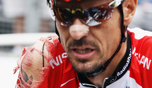 Sichtlich gezeichnet hat <b>Andreas Klöden</b> die Tour de France vorzeitig beendet - andreas-kloeden-steigt-bei-13-etappe-aus-wegen-rueckenschmerzen-sturz-radioshack-514