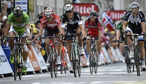Matteo Trentin (M.) sicherte sich den Sieg auf der siebten Tour-Etappe