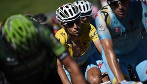 Vincenzo Nibali (M.) geht als großer Favorit in die erste Alpen-Etappe