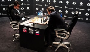 Magnus Carlsen (l.) und Sergey Karjakin kämpfen in New York um den Weltmeistertitel