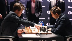 Magnus Carlsen (l.) und Sergey Karjakin trennten sich in der ersten Partie der Schach-WM mit einem Remis