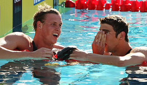 Paul Biedermann (l.) und Michael Phelps - der Deutsche schlägt den Rekordolympiasieger