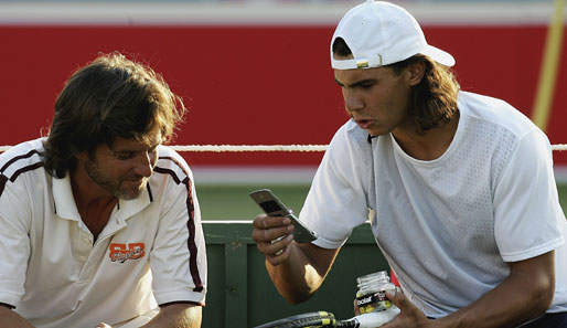 Durchs Handy dabei! Rafael Nadal feuert sein spanisches Team übers Telefon an: "Vamos Espana"