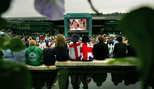 Public Viewing auf Henman Hill: Auf der großen Leinwand ist übrigens Andy Murray zu sehen