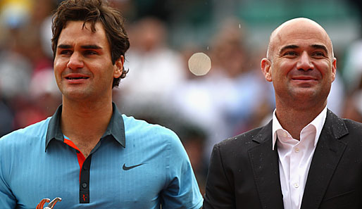 Roger Federer (l.) und Andre Agassi machten beide in Paris ihren Grand-Slam-Sammlung komplett