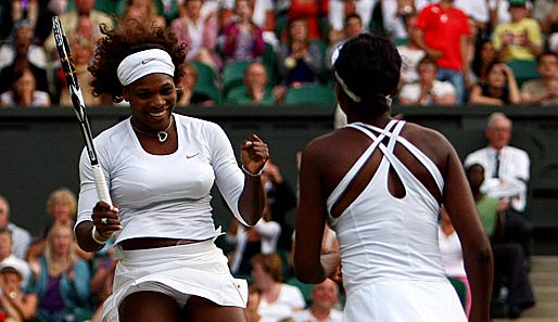 Venus (l.) und Serena Williams verteidigten ihren Doppel-Titel in Wimbledon