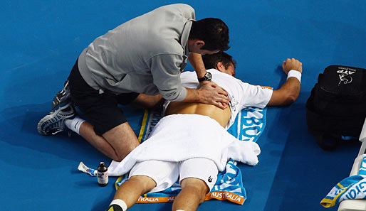 Tommy Haas lässt sich während der Australian Open am Rücken behandeln