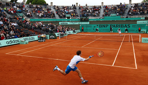 Andy Murray (unten) setzte sich bei den French Open gegen Juan Ignacio Chela durch