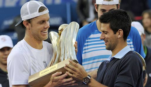 Sam Querrey (l.) bekommt von Novak Djokovic die Trophäe für seinen Sieg in Belgrad überreicht