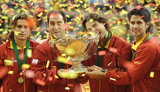 Albert Costa (2.vl.) führte das spanische Davis-Cup Team in Barcelona zum Davis-Cup-Sieg