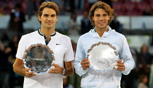 Roger Federer (l.) und Rafael Nadal standen sich zuletzt 2009 auf dem Platz gegenüber