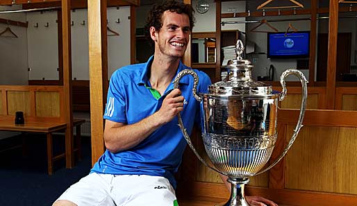 Andy Murray konnte sich nach seinem Sieg in London über den Pokal und die Siegprämie freuen