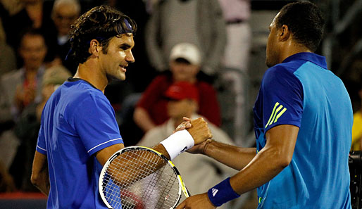 Roger Federer (l.) gratuliert Jo-Wilfried Tsonga zum Sieg