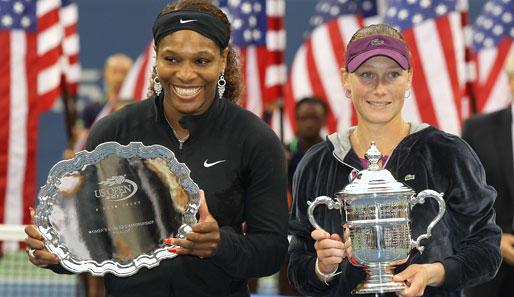 Bitte lächeln! Sam Stosur (r.) mit dem Pokal. Serena Williams macht gute Miene zum bösen Spiel