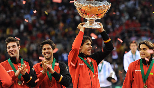 Rafael Nadal (M.) jubelt über den Sieg gegen Argentinien