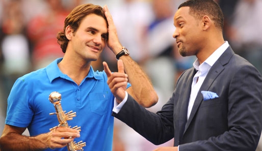 Roger Federer (l.) im netten Plausch mit Hollywood-Superstar Will Smity
