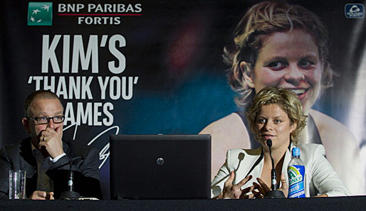 Kim Clijsters bei der Pressekonferenz zu ihrem offiziellen Rücktritt