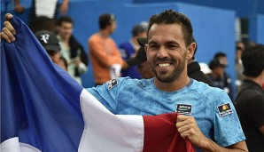 Victor Estrella überglücklich mit der Nationalflagge nach seinem hitorischen Triumph
