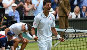 Novak Djokovic schreit seine Freude heraus, im Hintergrund der geschlagene Federer