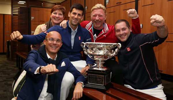 Djokovic jubelt mit seinem Team. Mittendrin: die deutsche Tennis-Legende Boris Becker