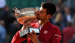 Novak Djokovic küsst die Trophäe nach seinem Sieg gegen Andy Murray