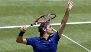 Roger Federer beim Aufschlag in Stuttgart