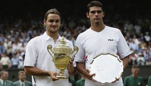 Roger Federer gewann 2003 seinen ersten Wimbledon-Titel gegen Mark Philippoussis (r.)