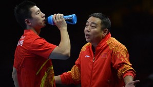 Chinas Cheftrainer Guoliang (r.) sieht Dominanz seiner Schützlinge mit gemischten Gefühlen