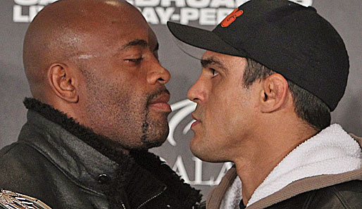 Anderson Silva (l.) und Vitor Belfort bestreiten den Hauptkampf bei UFC 126
