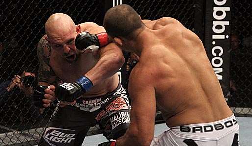 Junior Dos Santos hat Shane Carwin (l.) beim UFC 131 in Vancouver besiegt