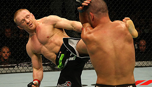 Bei UFC 132 sicherte sich Dennis Siver (l.) einen hartumkämpften Punktsieg gegen Matt Wiman