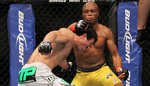 Konnte seinen UFC-Titel im Mittelgewicht gegen Chael Sonnen (l.) verteidigen: Anderson Silva
