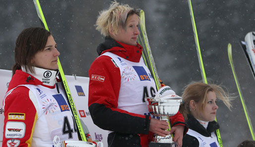 Ulrike Gräßler (l.) flog diesen Winter dreimal zum Sieg, am Ende reichte es aber nur zu Platz zwei