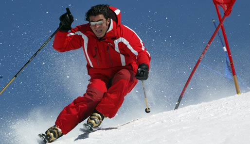 Ski-Alpin-Legende Alberto Tomba macht auch heute noch eine sehr gute Figur auf den Skiern