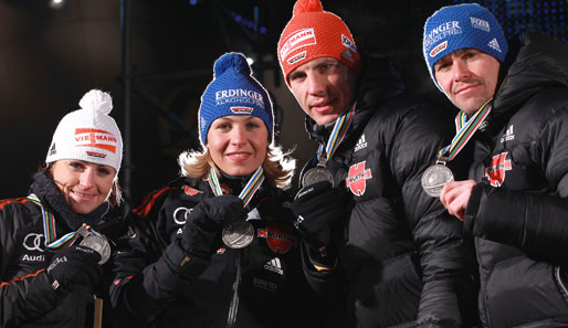 Magdalena Neuner (2.v.l.) und Michael Greis (r.) gewannen mit der Mixed-Staffel WM-Silber