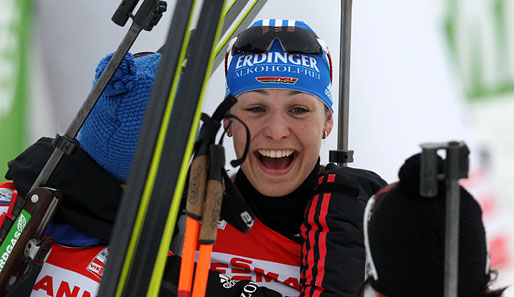 Neuner strahlt bis über beide Ohren: Sie hat den Sprint beim Weltcup in Oslo gewonnen